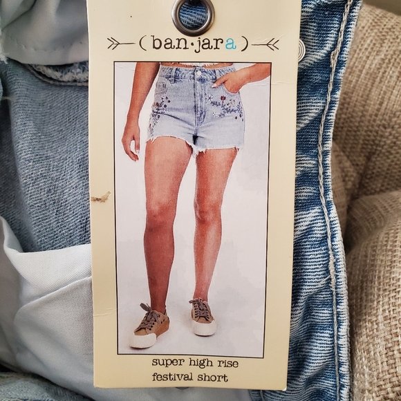 NWT BAN-JARA Denim High Rise Floral Embroidery Shorts Raw Hem Light Wash Size 27 - Picture 2 of 9